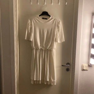 Klänning - Vit t-shirt klänning från bik bok, använd en gång, nyskick, jätte fin kvalitet och fallet på klänningen är väldigt snyggt.