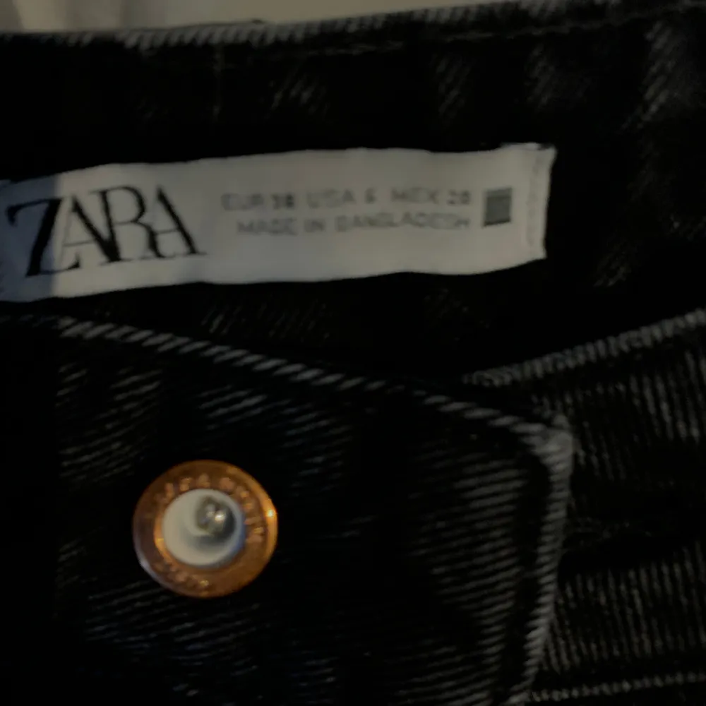 Svarta jeans från Zara i storlek 38.  liten fläck på ena sidan ( nagellack) men går säkert bort i tvätten 💕. Jeans & Byxor.