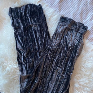 Zara byxor  - Säljer dessa super häftiga raka zara byxor i coolt material, passar perfekt till bara en stickad tröja! Endast använda 1 gång pga för små för mig!  Återkom gärna vid frågor! 