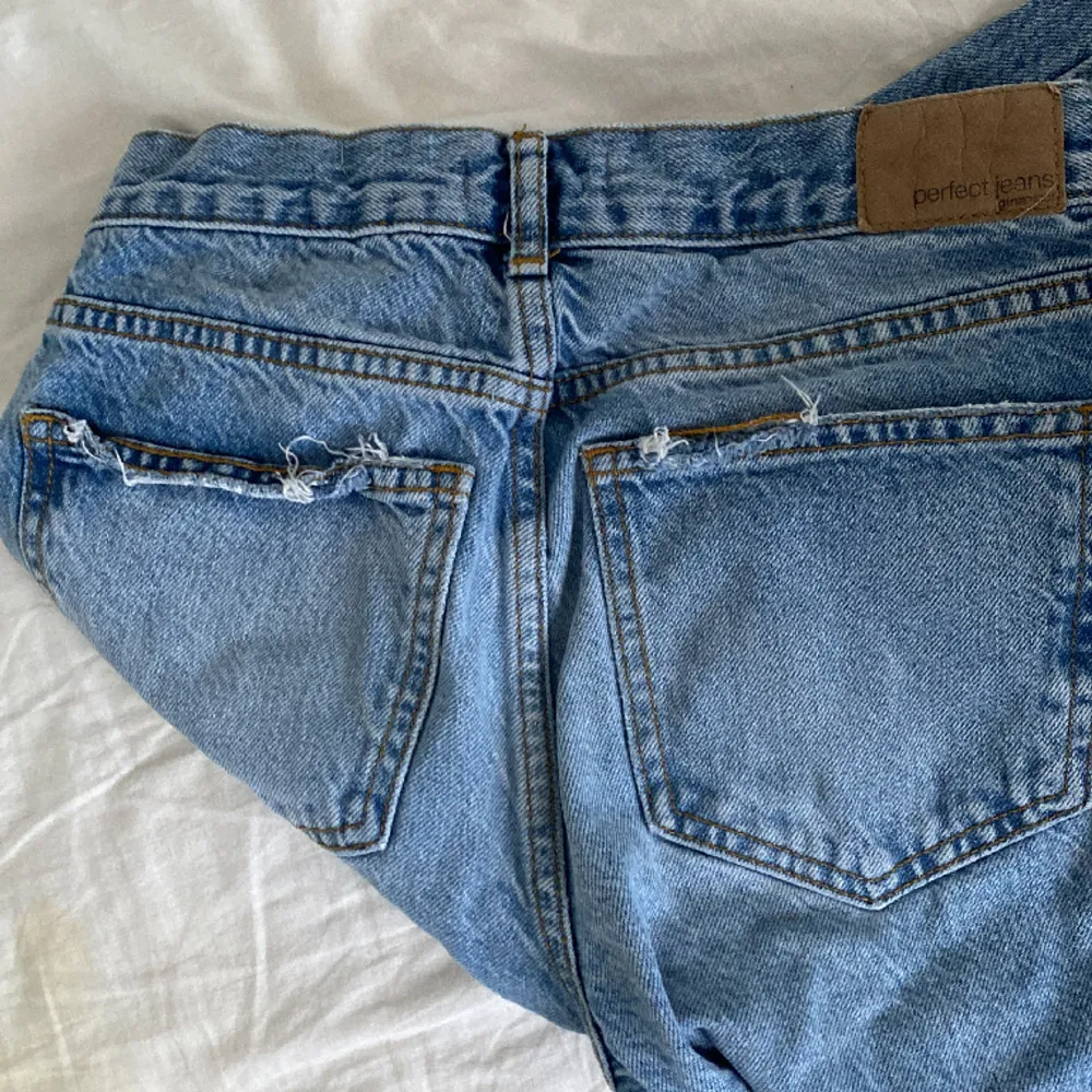 Snygga jeans till ganska bra skick lite slitna längst ner vid hällarna passar t mkt. Nytt pris: 499,95kr . Jeans & Byxor.