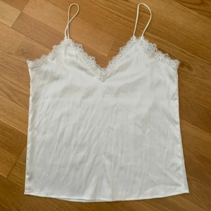 Silkeslinne  - Vitt glansigt linne i sateen. Nästan aldrig använt 