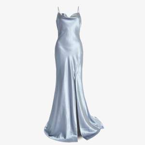 En så vacker blå/silvrig balklänning i silke med ett kort fint släp, låg rygg samt slit vid höger ben. Köpte förra året för ca 1500 kr. Använd en endast en gång!🩵