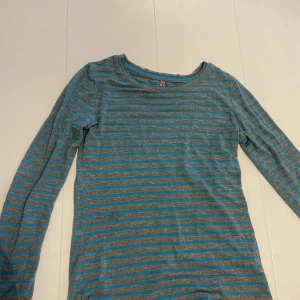 randig tröja - så fin stretchiga randig tröja som formar kroppen jättefint 