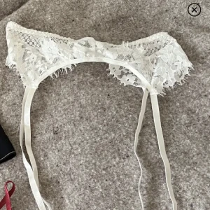 Vit strumphållare - 30 kr!