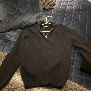 John Henric Half zip - Ribbstickad john henric halfzip  skick 9/10 storlek S passar mig som är 1,83
