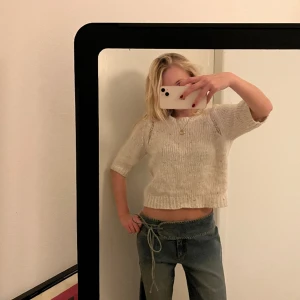 Kortärmad stickad tröja  - Jätte snygg kortärmad stickad grå/beige tröja.