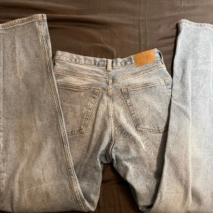 Ljusblå jeans - Väldigt sparsamt använda men de har en liten fläck på ena byxbenet se bild 3💕