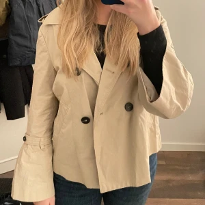 Kappa/jacka - Jättefin kort trenchcoat från mango. Storlek L men liten i storlek, sitter snarare som en S/M. Fint skick men mindre tecken på användning finns