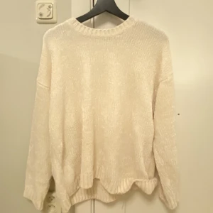 Tjocktröja  - Jättemysig tjocktröja i storlek large från Cubus. Den är för stor för mig, därför ser den stor ut på bilderna.