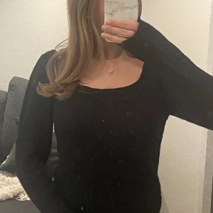 Puffärmd stickad tröja - Jätte gullig och söt svart stickad tröja ifrån Lindex💞💞