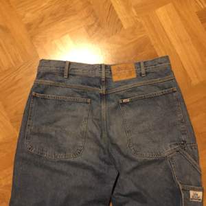 Coola jeans från weekdY x lee Slitna längst ner därav priset🤝 Midjemått: 104cm Längd: 106cm