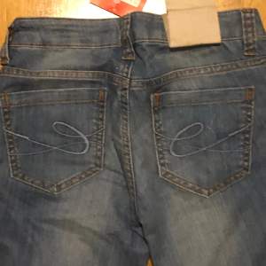 Nya lågmidjade bootcut jeans från EDC by esperit   Midjemått: 72cm  Innerbenslängd: 78cm 