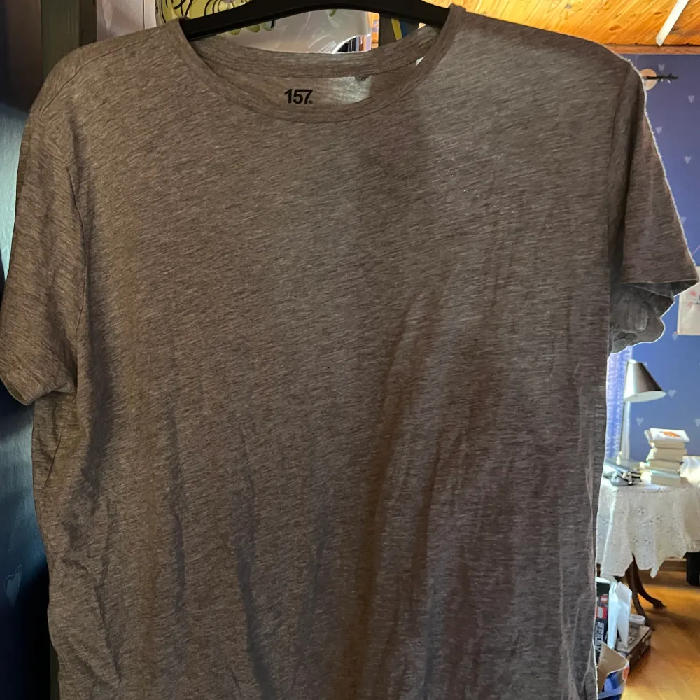 Basic grå tröja av Viskos från Lager 157. Sparsamt använd och i gott skick. . T-shirts.