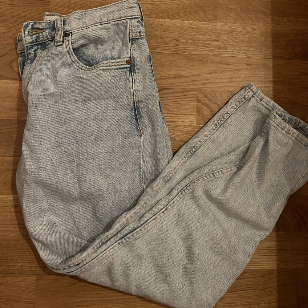 mom jeans från mango i strl 34. Fint skick.. Jeans & Byxor.
