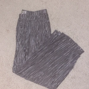 Silvriga plissébyxor - Luftiga raka plisserade tygbyxor! Silvergrå!:)