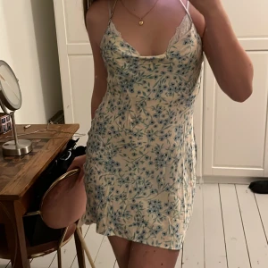 blommig klänning zara - jättesöt blommig klänning från zara som inte säljs längre. använd endast ett fåtal gånger.