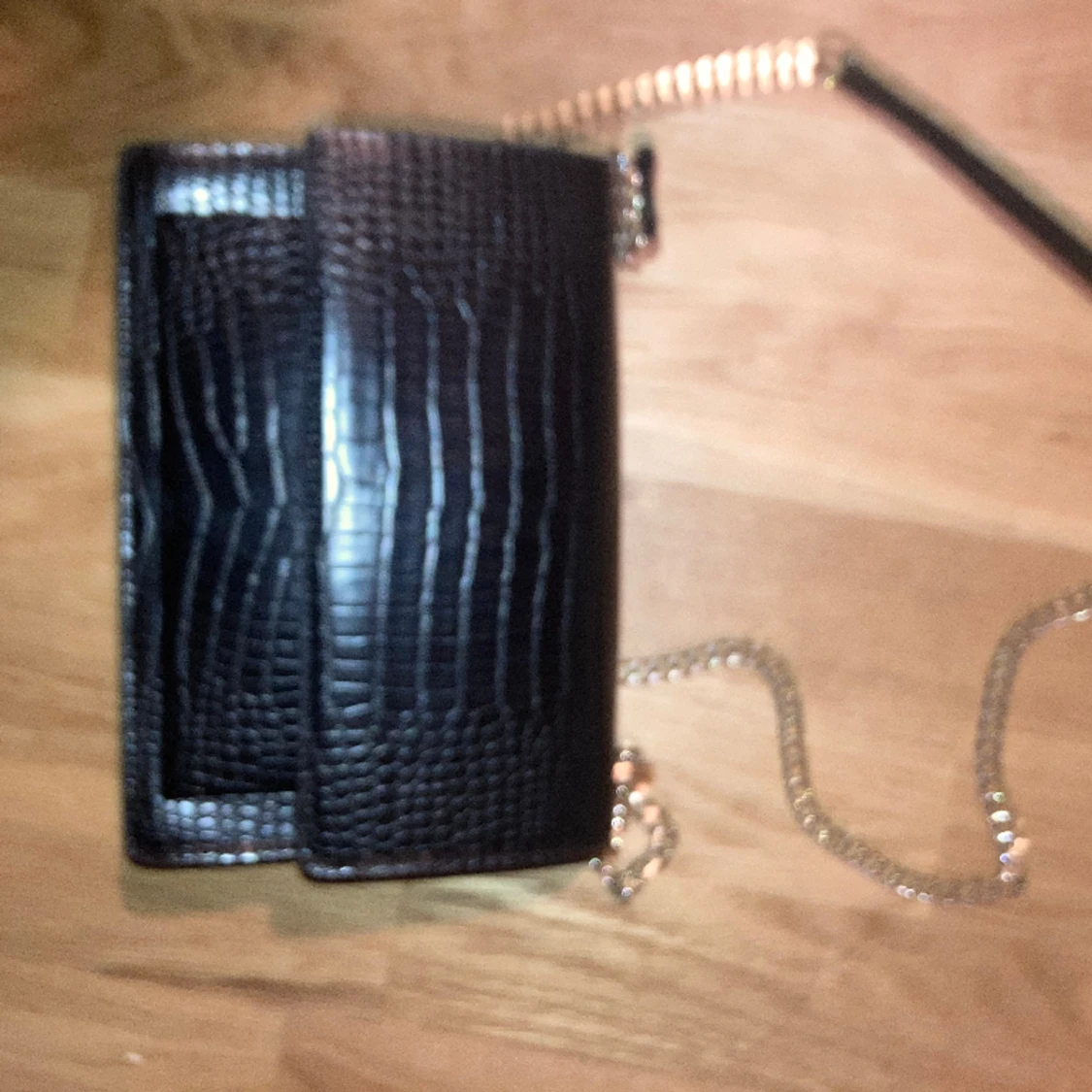 Svart skin väska (handväska)