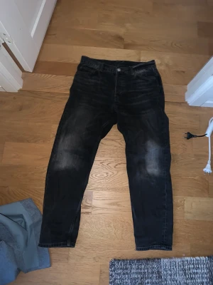 Weekday jeans 28/30 - Säljer ett par väldigt snygga weekday jeans som jag köpte för 600kr i butik.