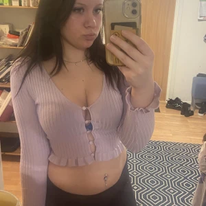 Söt topp💕 - En topp från hm som knappt har används! Kan även användas som en lift med ett linne under. Skriv för mer bilder eller frågor💋