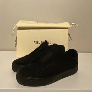 Axel arigato  - Axel arigatos i storlek 43 men jag skulle kunna säga att dem passar som storlek 44 också. Box och dustbag medföljer. Pris går att diskutera! Om du har någon fråga eller undrar över något är det bara att fråga!