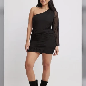 Svart klänning  - Svart klänning aldrig använd i bra skick, den är i storlek Xs.  Ordinarie pris var 430 