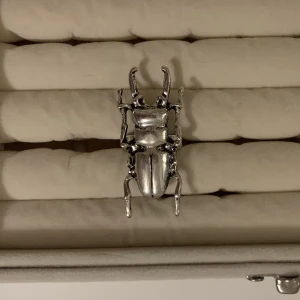 JUSTERBAR SKALBAGGE RING - Justerbar skalbagge ring! Super snygg men har inte använts så mycket🩵 Köp inom 7 dagar och få fri frakt!🤩