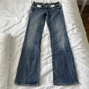 Vintage jeans med låg midja och bootcut. Insydd midja till en 34/36. Inget som syns eller stör. Lånade bilder hoppas d är ok! 