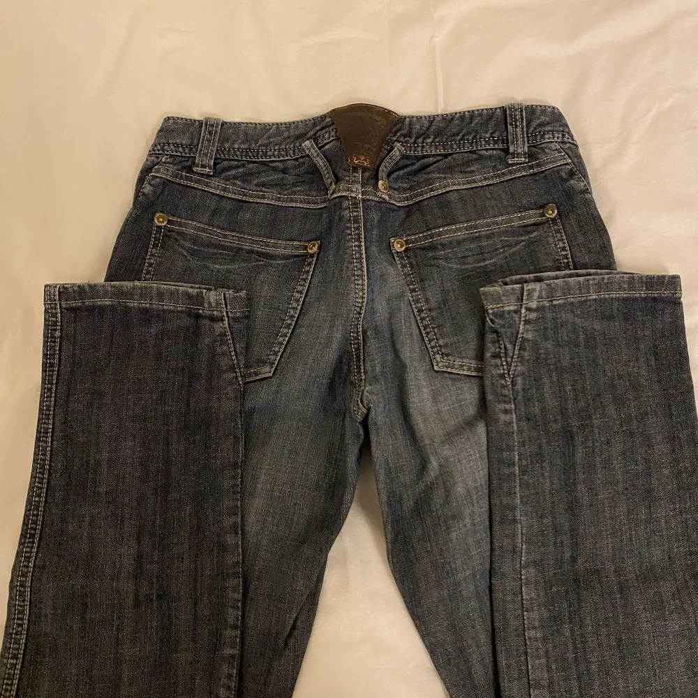 Köp via köp nu då många är intresserade 🥰 Y2k jeans i en snygg blå tvätt och straight fit. Midja 38 cm rakt över, innerbenslängd 86 cm . Jeans & Byxor.