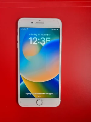 iPhone 8plus  - Hej.  Jag säljer min iPhone 8 Plus som är i bra skick. Säljer den pågrund av köpt ny mobil. Mobilen har ingen skador som ni ser på bilderna och har ett skärmskydd på den. Ett skal finns med.