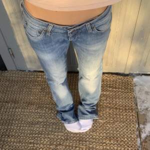 Lågmidjade raka jeans från Lee💕 Midjemåttet är 37cm och innerbenslängden är 80cm💗Andra bilden är lånad, kolla gärna in min andra jeans också💗