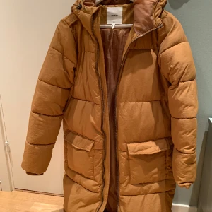 Dunjacka från Object  - Säljer en lång dunjacka från Object. Jackan är i nyskick och nytvättad! 