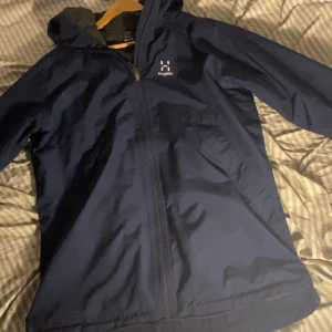 Haglövs Jacka -  Tjena! Säljer en mörkblå Haglöfs jacka i storlek M På grund av att den inte kommer till användning så mycket