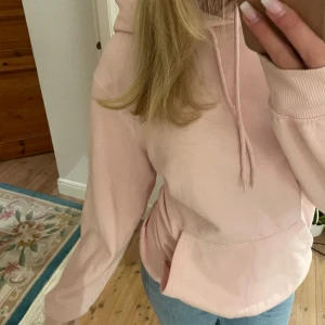 Hoodie  - Rosa Hoodie från hm, fint skick inte använd så många gånger, fortfarande Lurvig och mysig innuti och inga övriga defekter 🩷