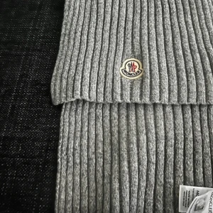 Moncler halsduk  - Min expojkvän köpte denna o mössa.  Så säljer nu de till nån annan själ som kan vara lite lyckligare över de.