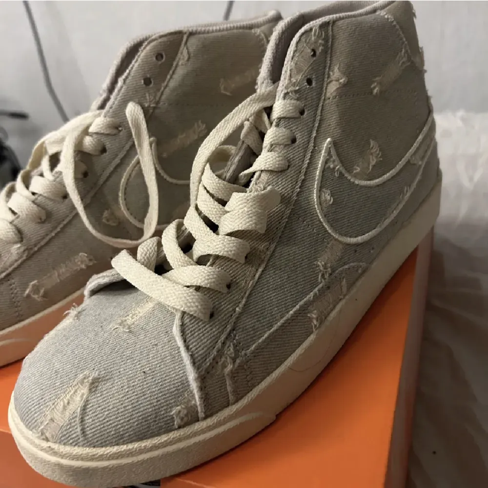 Sälier dessa coola Nike Blazer Levi's. Riktigt snygga helt nya. Passar storlek 41. Box följer med. Kan bjuda pä frakt om man är snabb eftersom kan använda fran andra annonser. Skriv vid funderingar! :D. Skor.