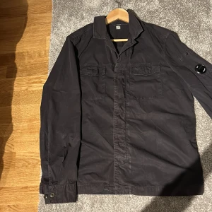 Cp company overshirt  - Säljer nu en riktigt fet overshirt från cp company och st är xl men skulle säga att den passar mindre(l) priset kan diskuteras och om ni vill ha fler bilder är det bara att skriva 