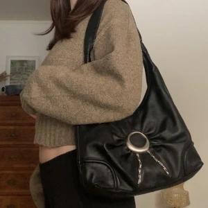 Vintage skinnväska - Mellanstor axelväska i skinn med unika silverdetaljer! Perfekta skolväskan 👜