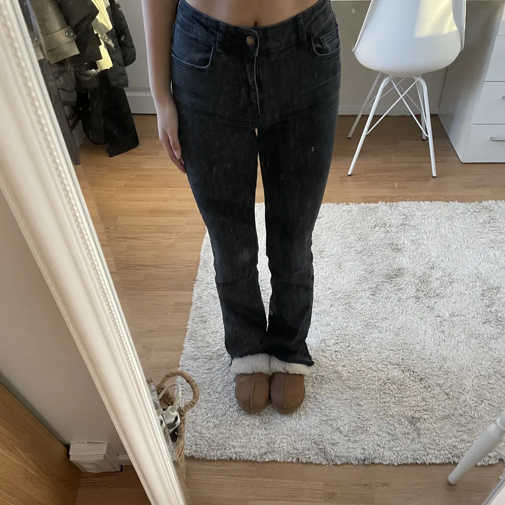 Säljer dessa mörkgrå/svarta jeansen från zara i strl 36💕har klippt till de satt de passar i längden på mig som är 165☺️highwaisted!. Jeans & Byxor.