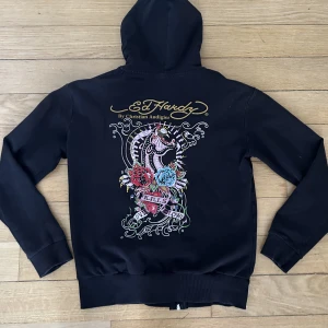 Ed hardy hoodie - Cool ed Hardy hoodie med rhinestones på🙌 bra skick 💗