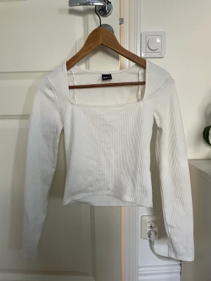 Stickad tröja - Säljer denna jätte fina vita stickad toppen från Gina tricot! Nästan aldrig använd och i jätte fint skick. Pris kan diskuteras💗