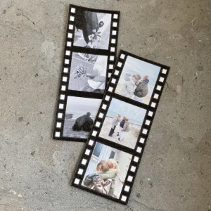 Klistermärke ”filmremsa” - Välj 3 bilder i kvadratisk form för bäst resultat.  Mått ca 8,5x3,5cm.   Matt 10kr/st & Glans 12kr/st, frakt tillkommer alltid på 20kr.   💌Instagram - Vikiicom