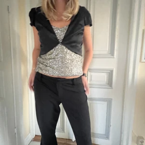 Kroppad kavaj  - Så cool kroppar kavaj som piffar upp din outfit 🙌🏼 köparen står för frakt 💞de är storlek XL men passar mig som är storlek M