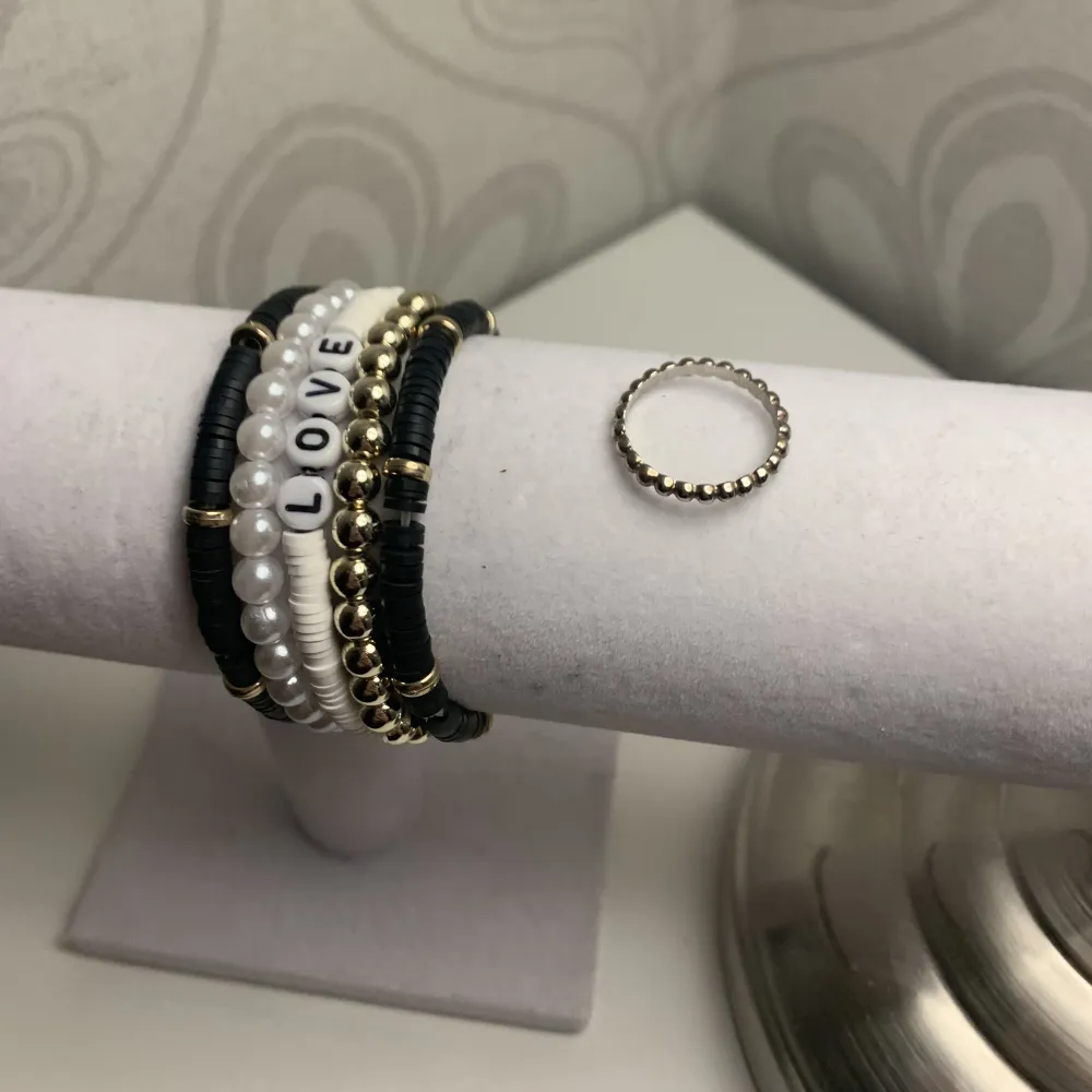 Fina armband som passar super ihop😍Och sedan en matchande ring kan de bli bättre för ett sånt här bra pris? Använd 3-5 gånger❣️. Accessoarer.