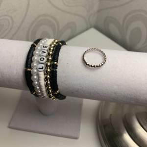 Fina armband som passar super ihop😍Och sedan en matchande ring kan de bli bättre för ett sånt här bra pris? Använd 3-5 gånger❣️