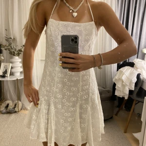 Zara klänning  - säljer denna superfina sommarklänning från zara som är helt slutsåld💘endast testad med prislapp kvar!