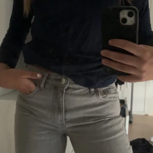 !! - Säljer dessa jeans från Gina Tricot, lågmidjade och ass snygga🩷säljer pågrund av att dom inte passar mig längre. Nypris 499 men säljer för 200🩷