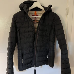 Para jumper jacka - Säljer en helt oanvänd para jumper jacka passar xs/s