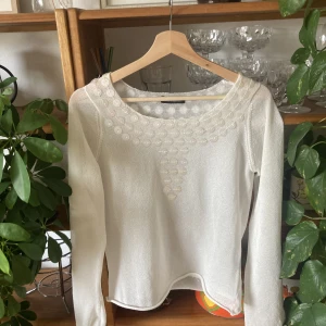 Tröja från DAY Birger et mikkelsen - Supersnygg tunnt stickad tröja i metalliskt garn från Day Birger et Mikkelsen. Vackra paljetter på som glimmar fint i ljuset! 