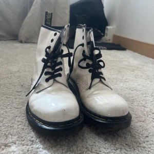 Doc Martens - Välanvända (därav de låga priset) vita doc martens kängor i storlek 39. Orginalpris 1050kr. 