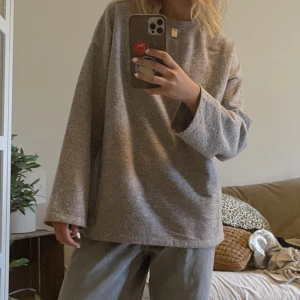 Stickad tröja  - Ish stickad tröja från zara. Lite oversized. Perfekt överdragströja<3 den är inte nopprig, utan ska vara så hihi